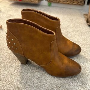 Camel Bucco booties, 9